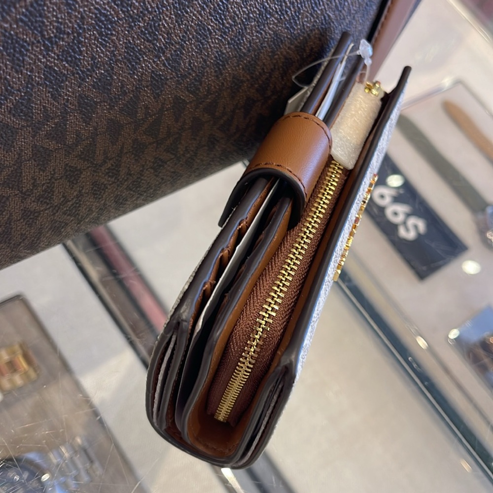 MICHAEL KORS
Medium Signature Logo Wallet 
Vanilla 
NWT - Picture 5 of 16